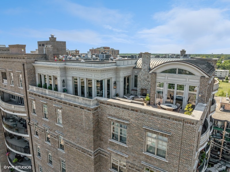 151 W Wing Street Unit: 902