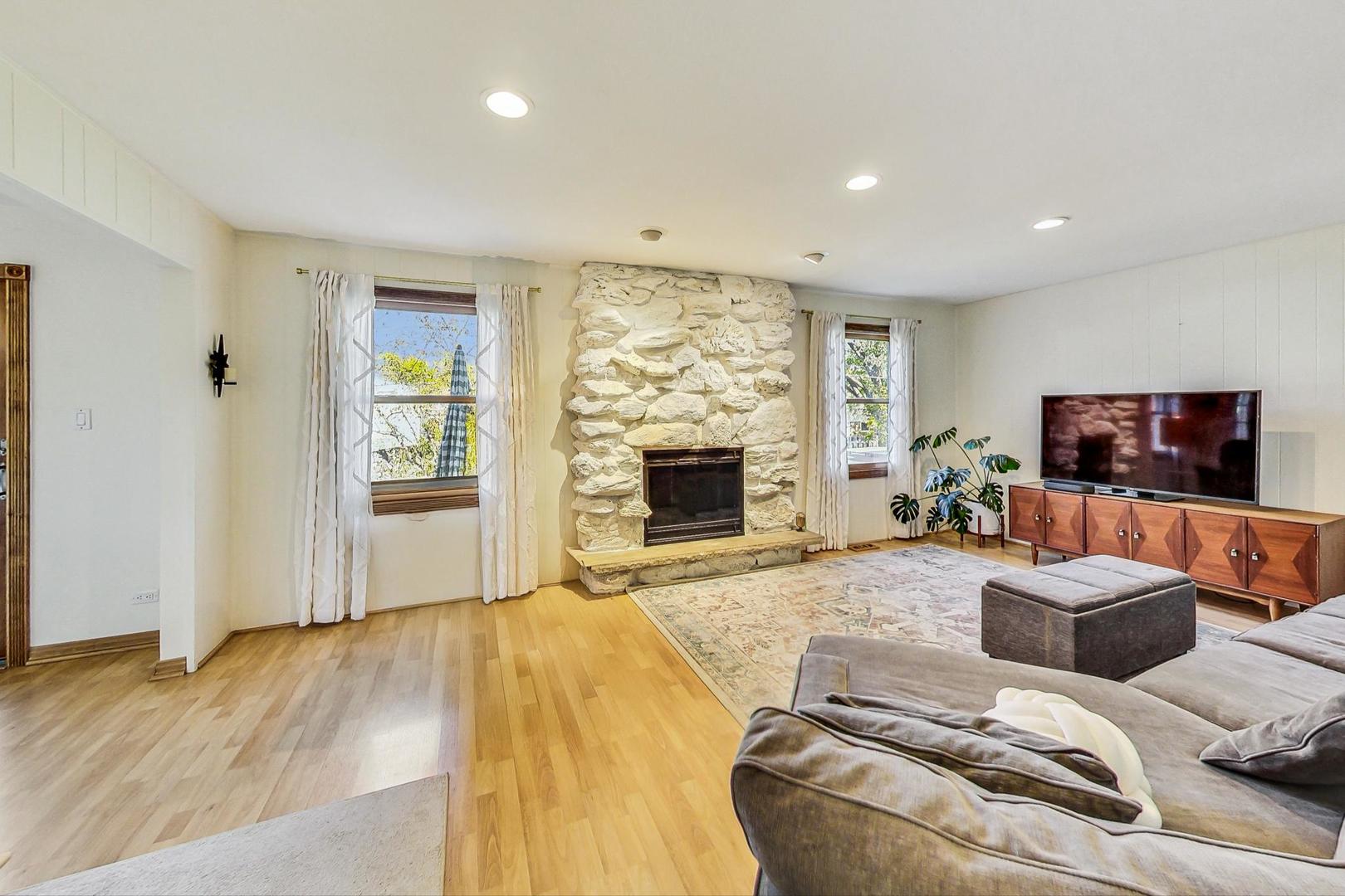 736 W Kingsbury Drive