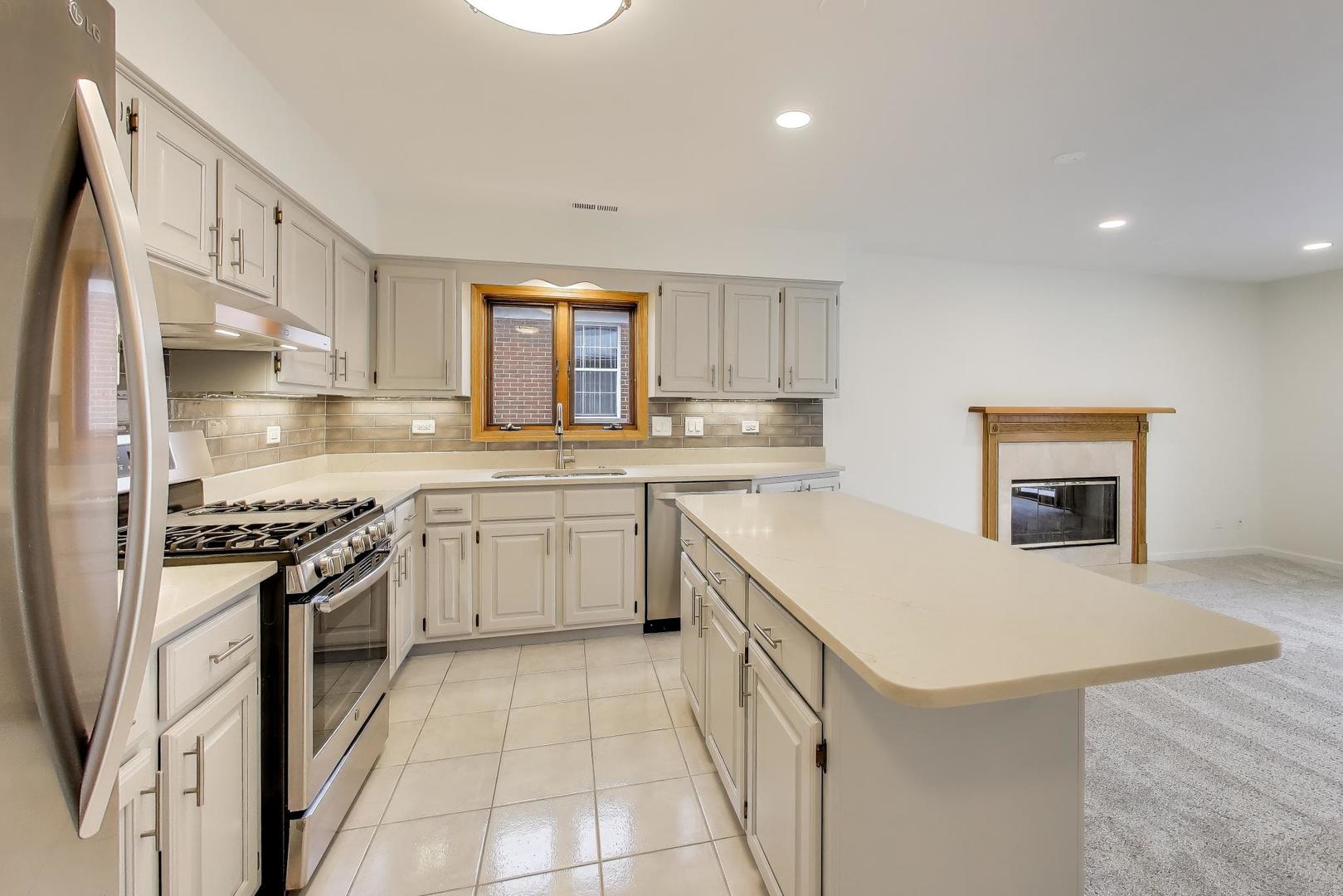 1209 E Davis Street E Unit: 3