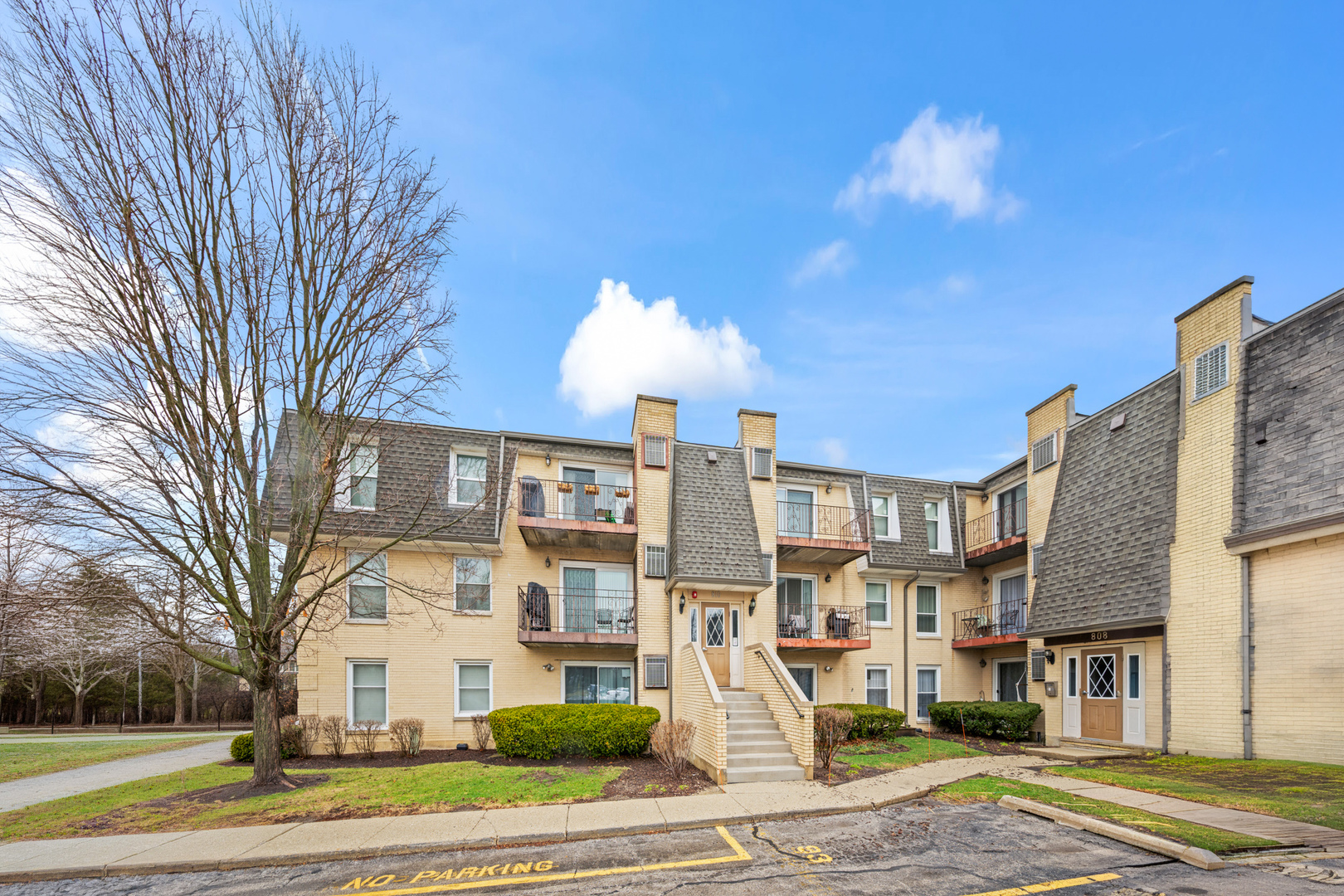 810 N River Road Unit: 1C