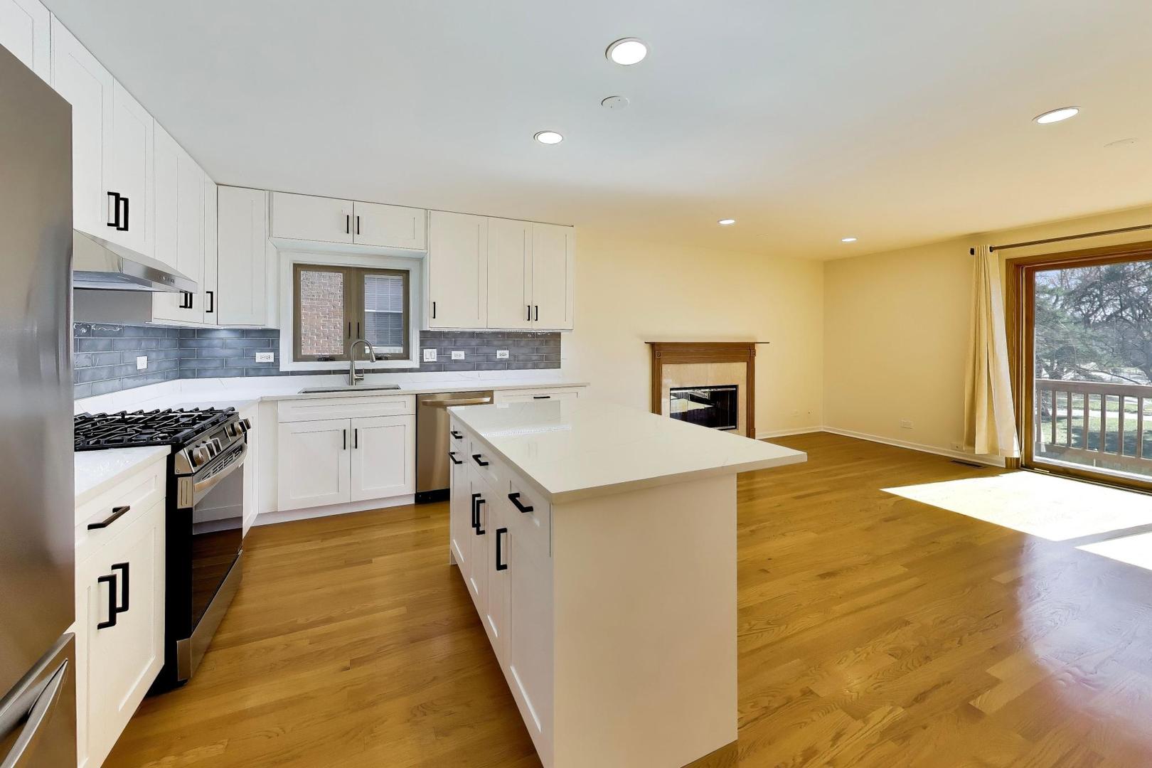 1209 E Davis Street E Unit: 2