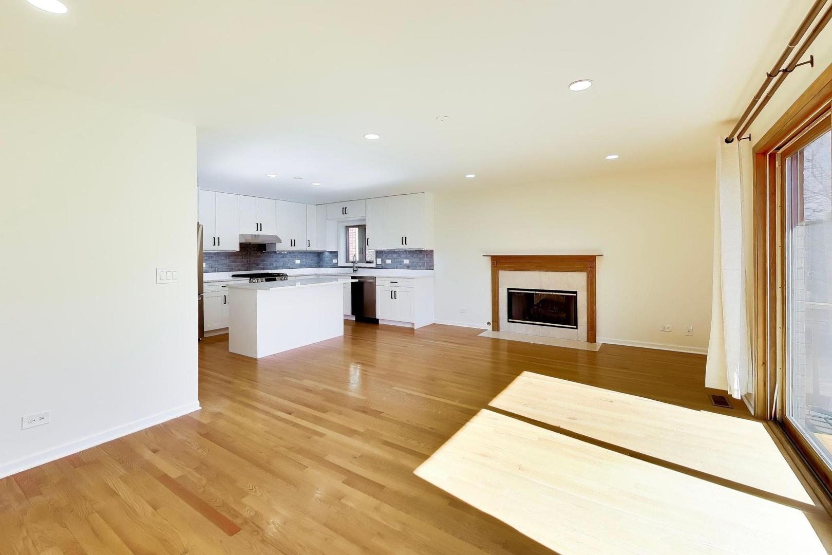 1209 E Davis Street E Unit: 2