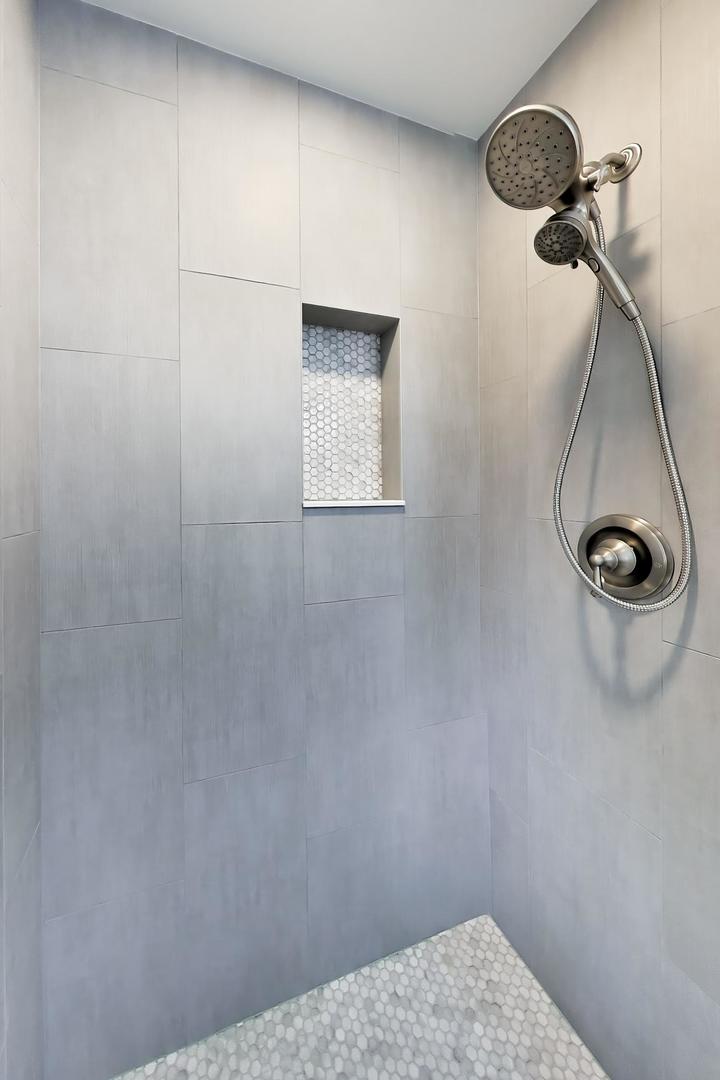 1209 E Davis Street E Unit: 2