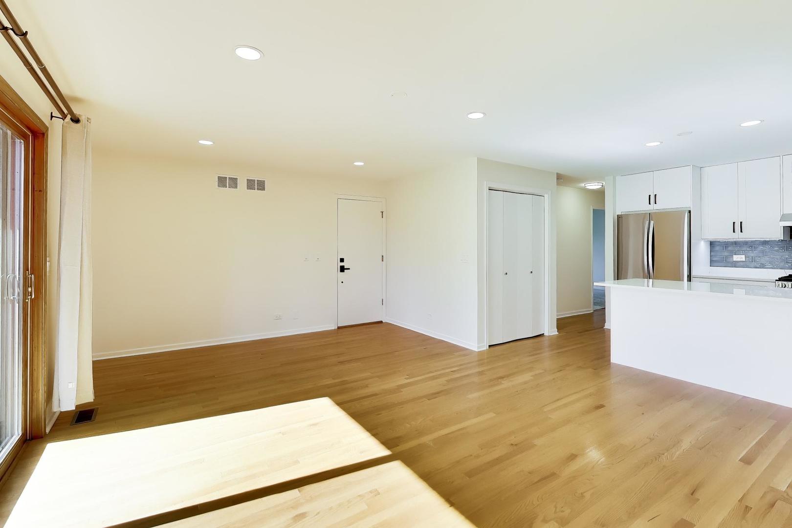 1209 E Davis Street E Unit: 2