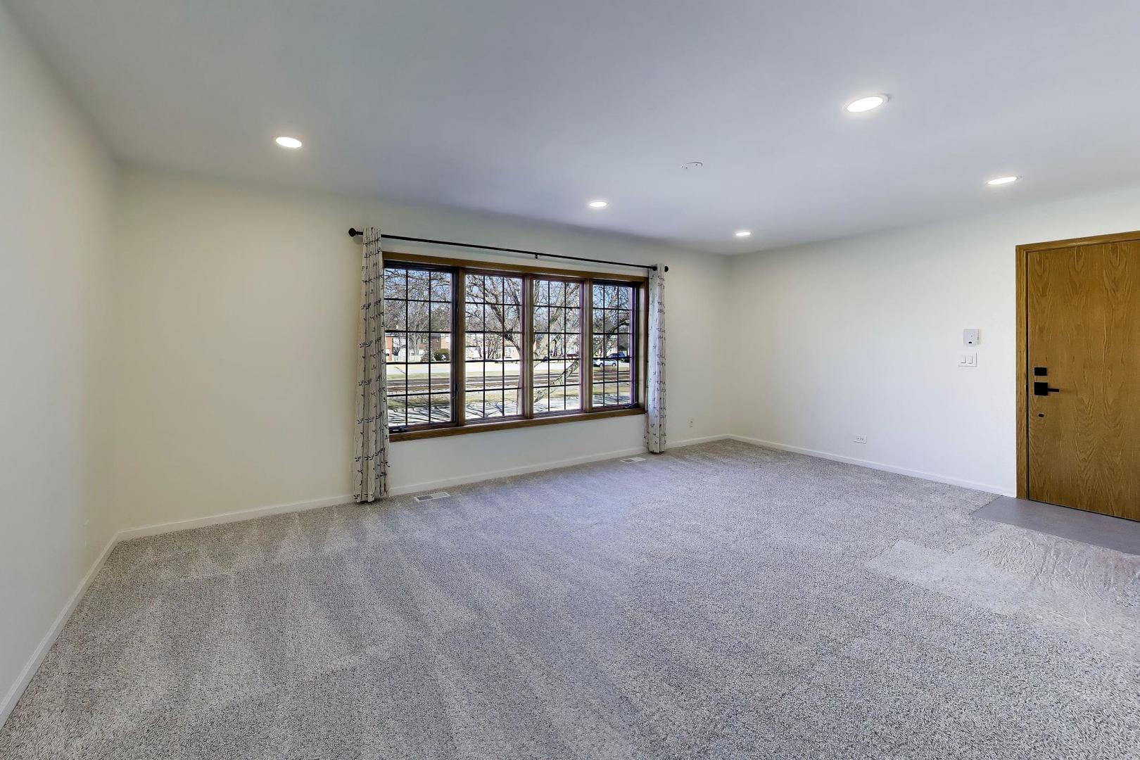 1209 E Davis Street E Unit: 2