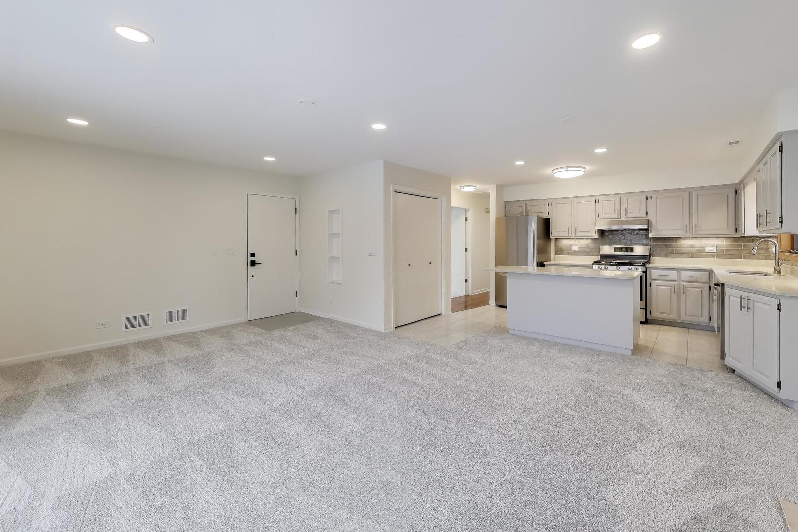 1209 E Davis Street E Unit: 3