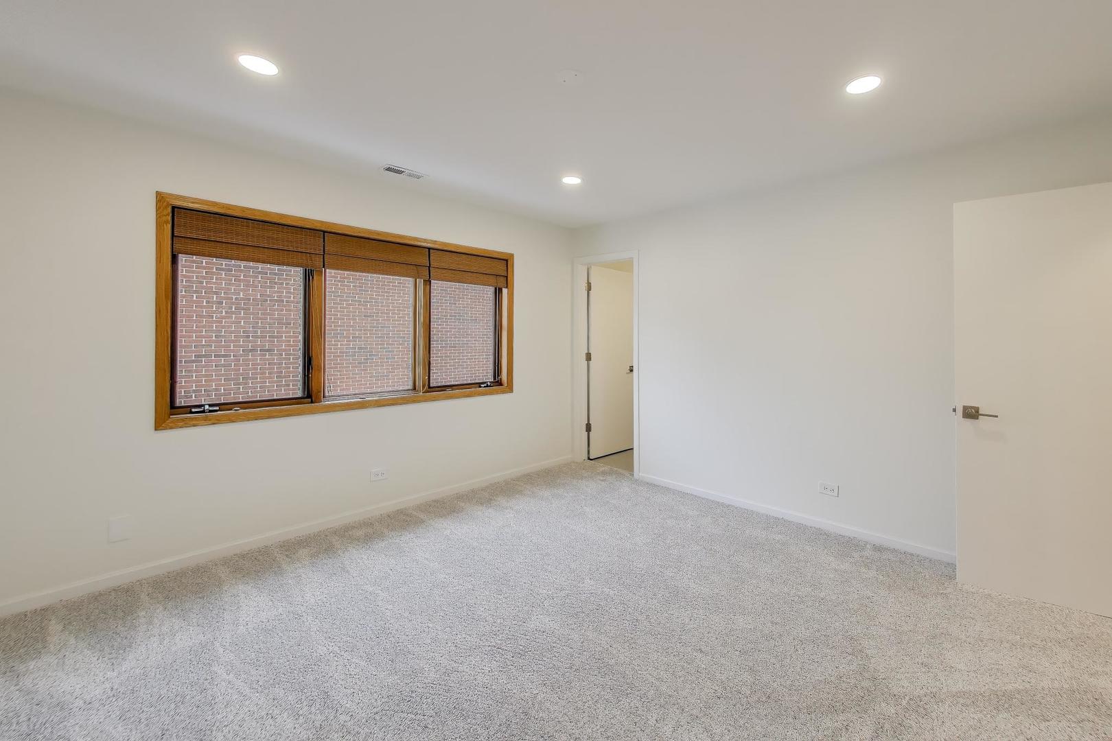 1209 E Davis Street E Unit: 3