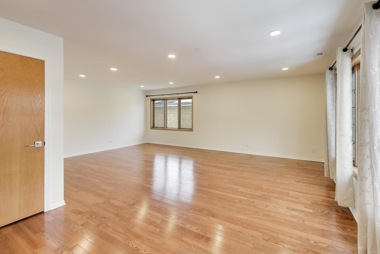 1209 E Davis Street E Unit: 3