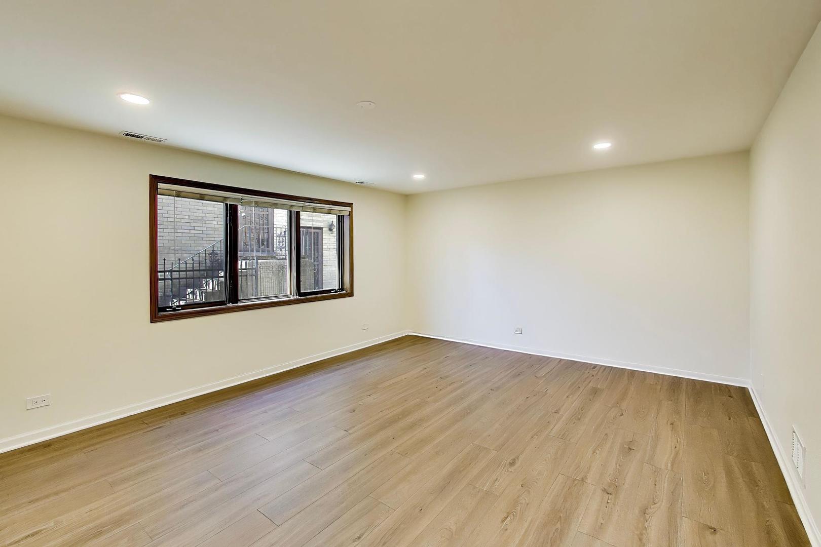 1209 E Davis Street E Unit: 1