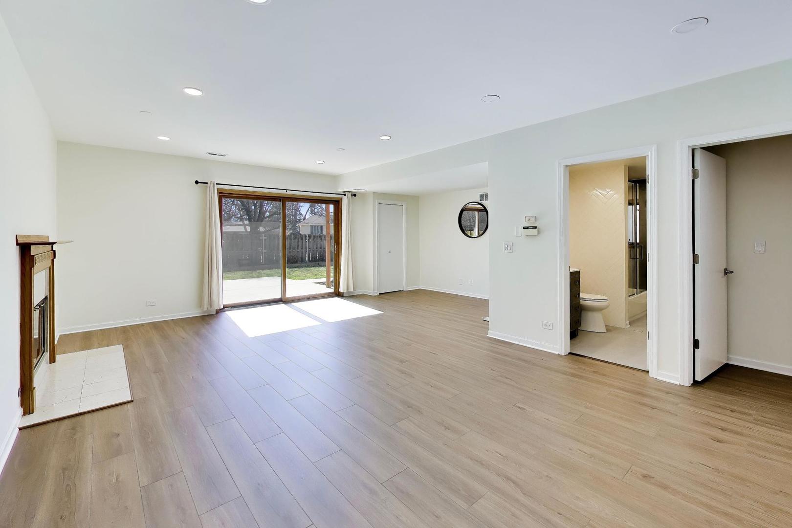 1209 E Davis Street E Unit: 1