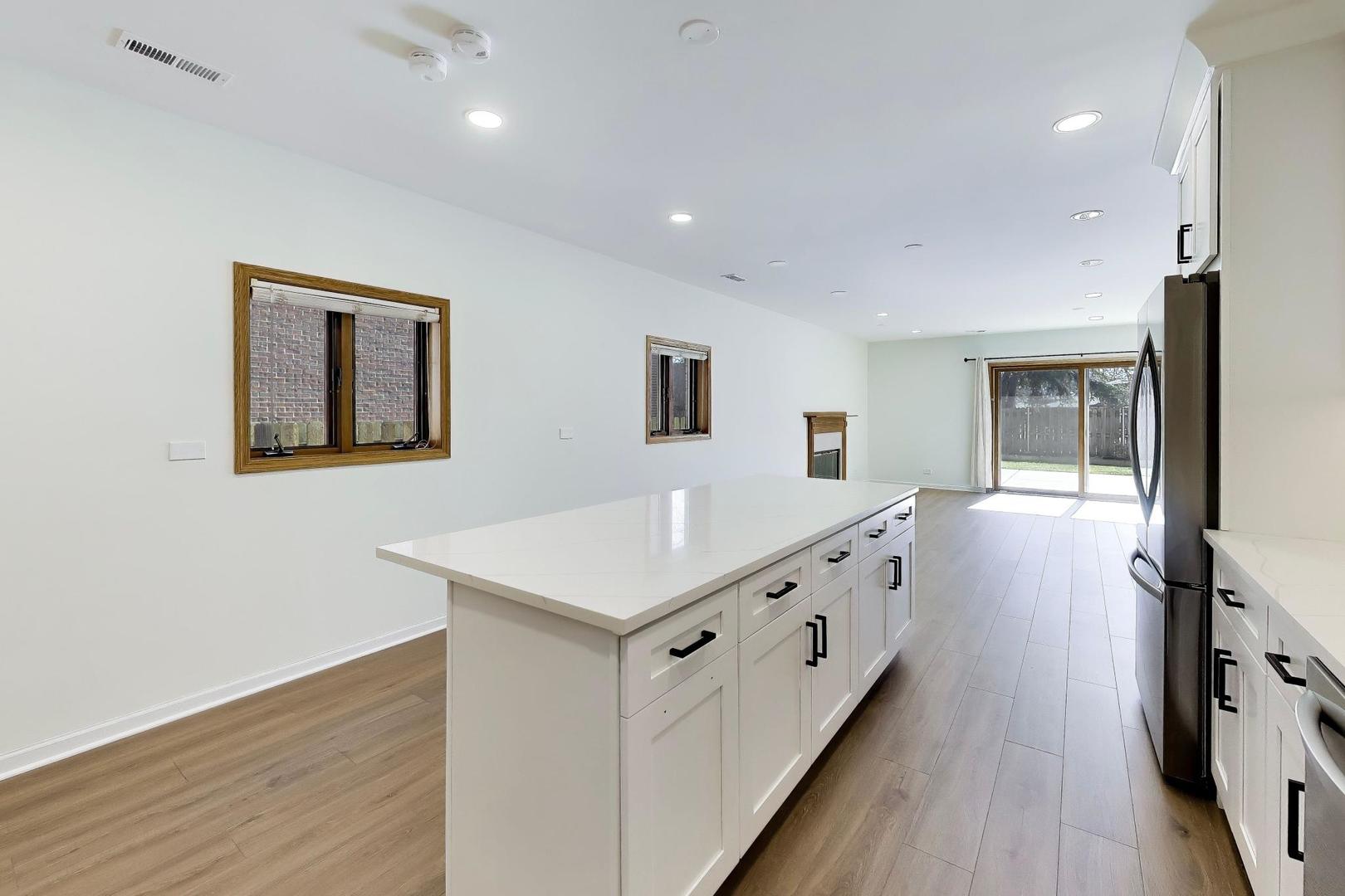 1209 E Davis Street E Unit: 1