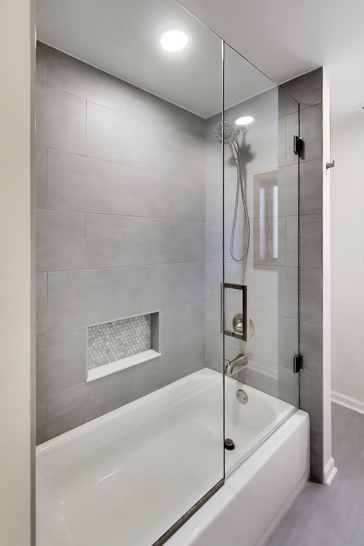 1209 E Davis Street E Unit: 1