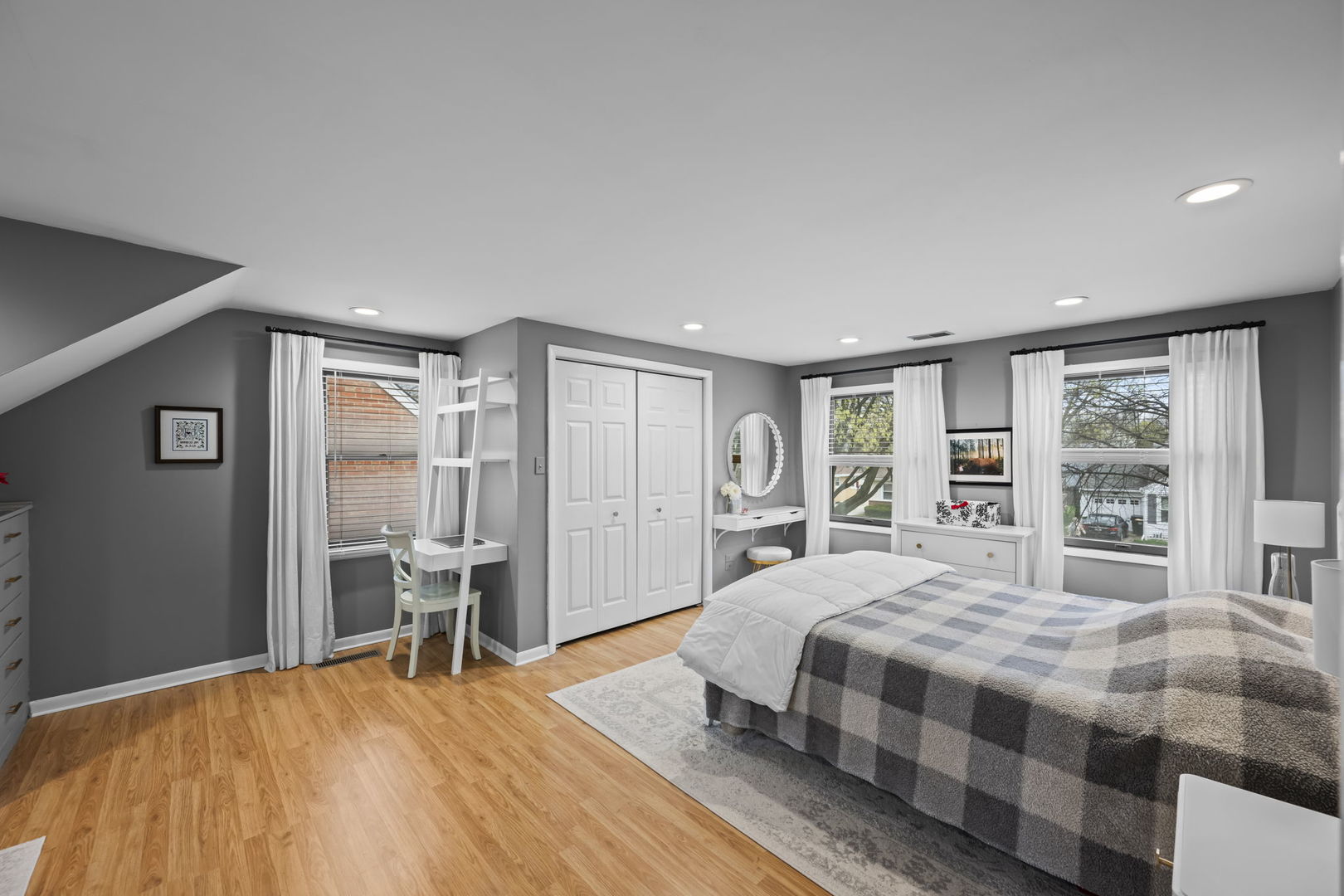 914 N Kennicott Avenue