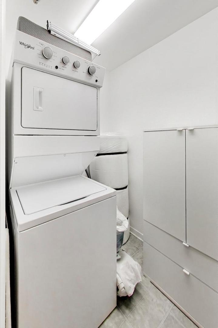77 S Evergreen Avenue Unit: 806