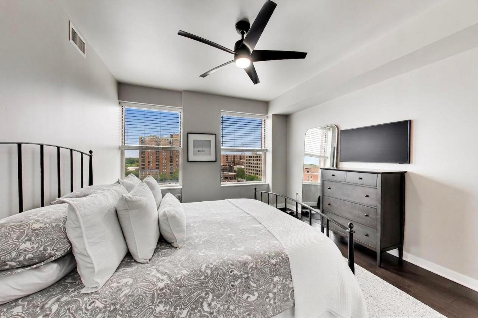 77 S Evergreen Avenue Unit: 806