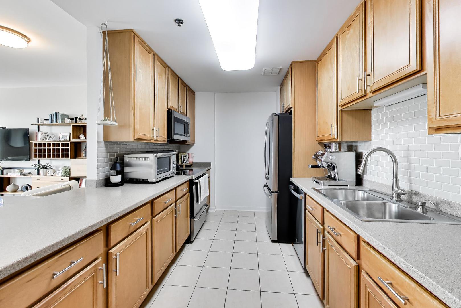 77 S Evergreen Avenue Unit: 806
