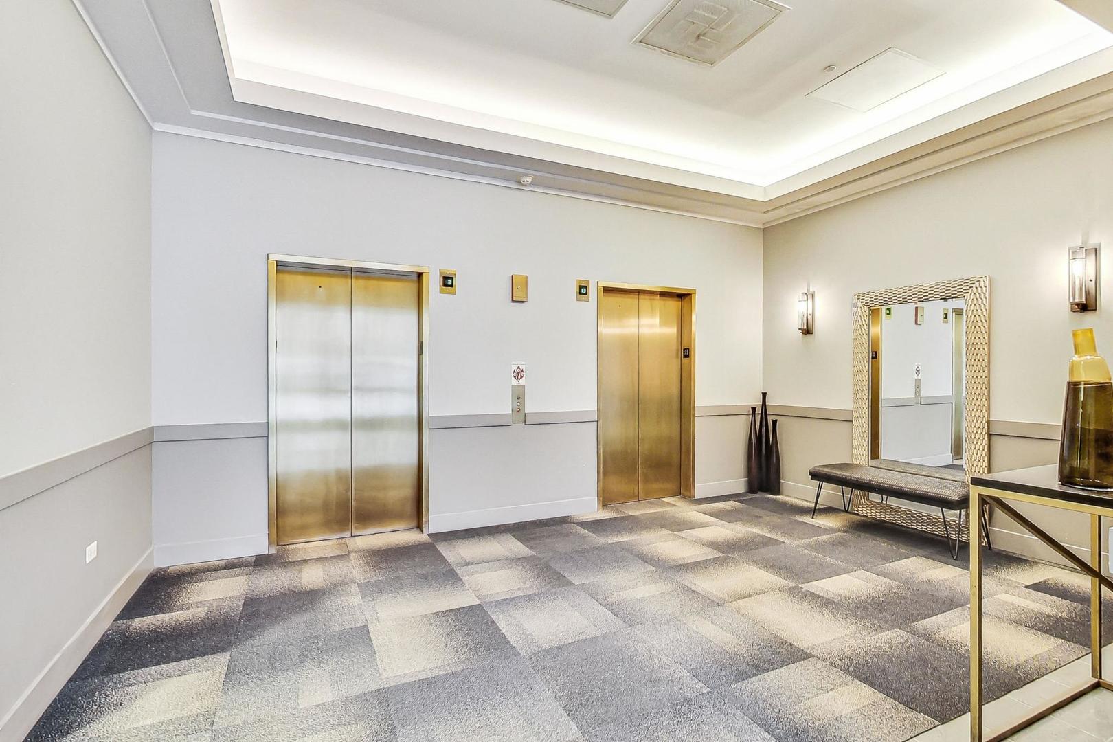 77 S Evergreen Avenue Unit: 806