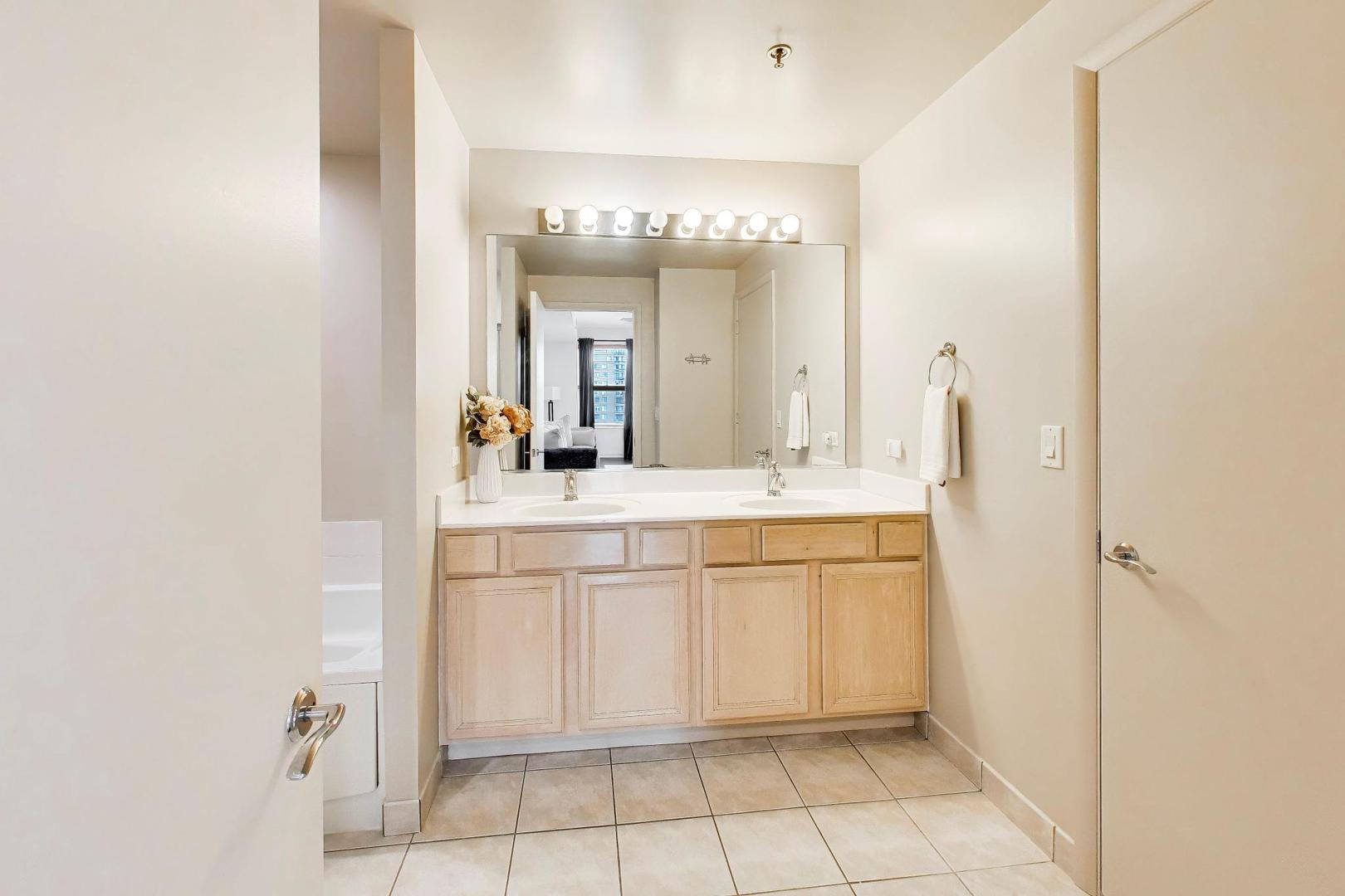 77 S Evergreen Avenue Unit: 806