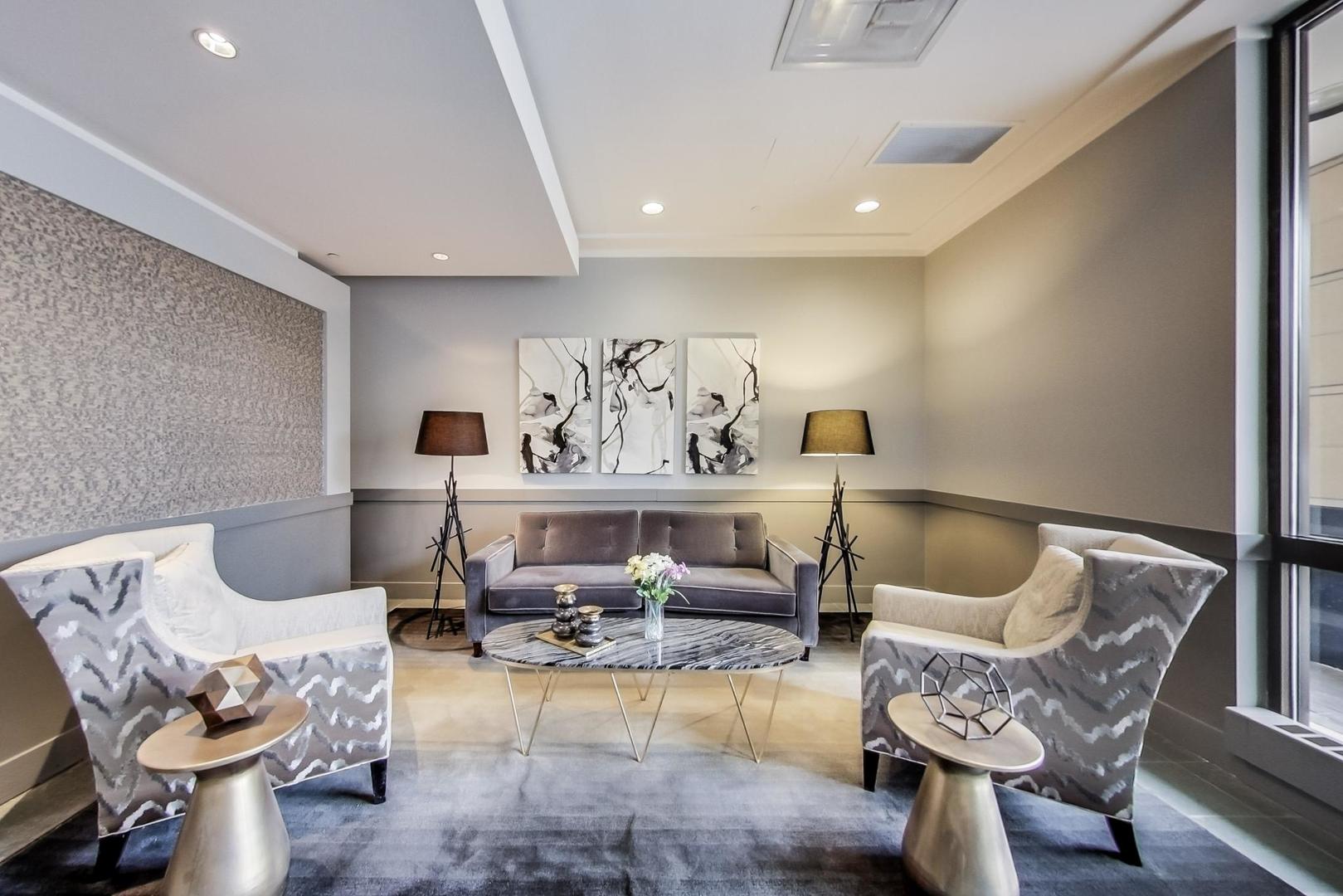 77 S Evergreen Avenue Unit: 806