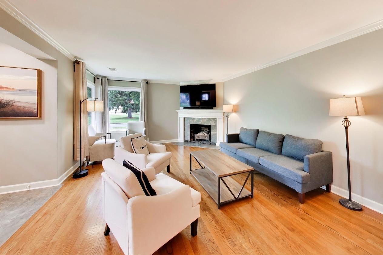 1311 E Woodford Place