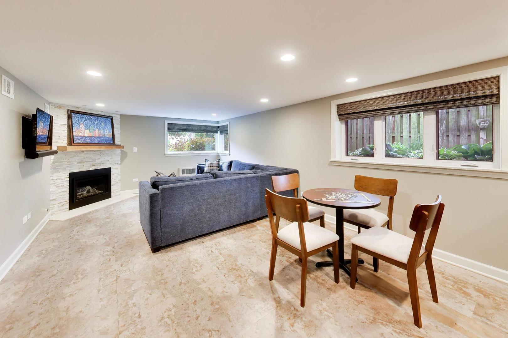 1311 E Woodford Place