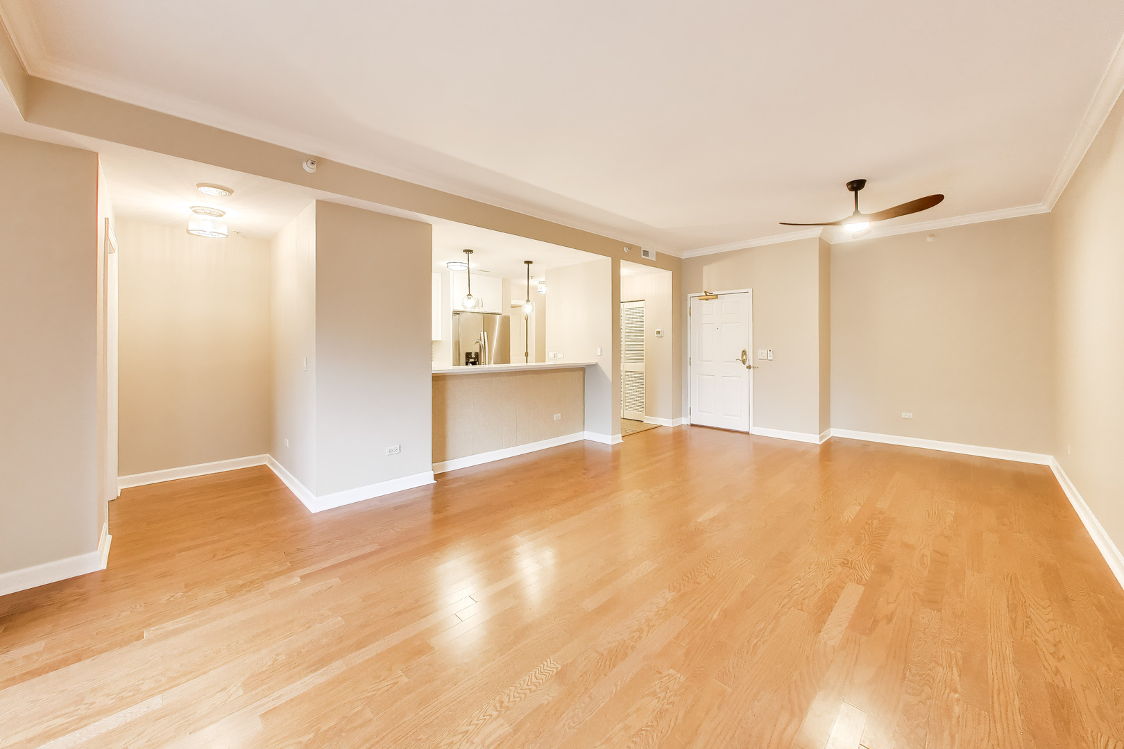 44 N VAIL Avenue Unit: 213