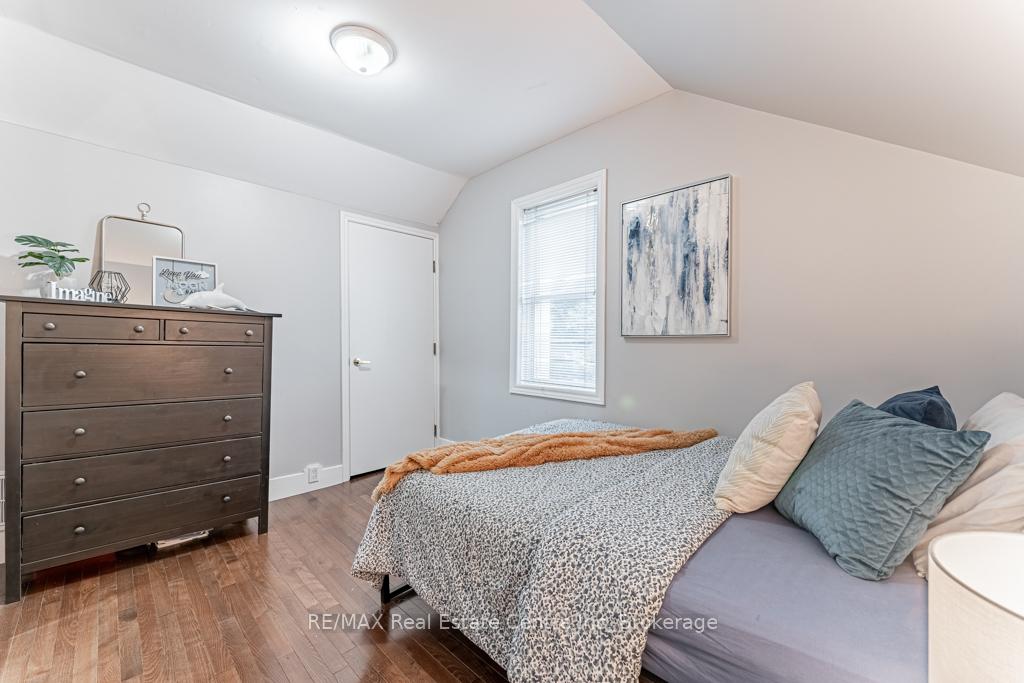 14 Riverside Drive W