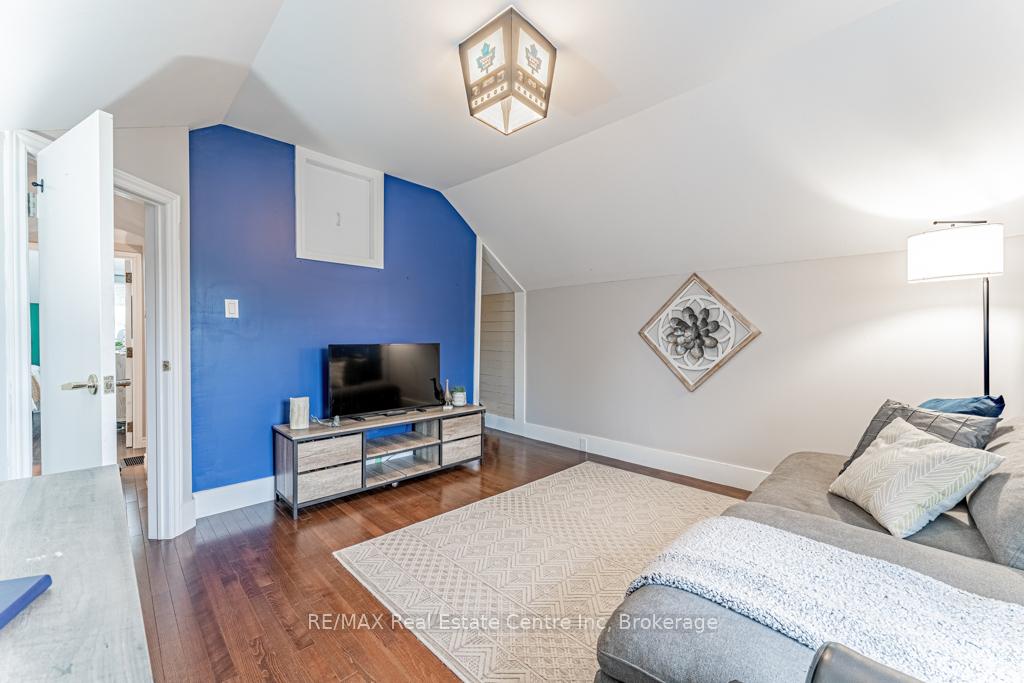 14 Riverside Drive W