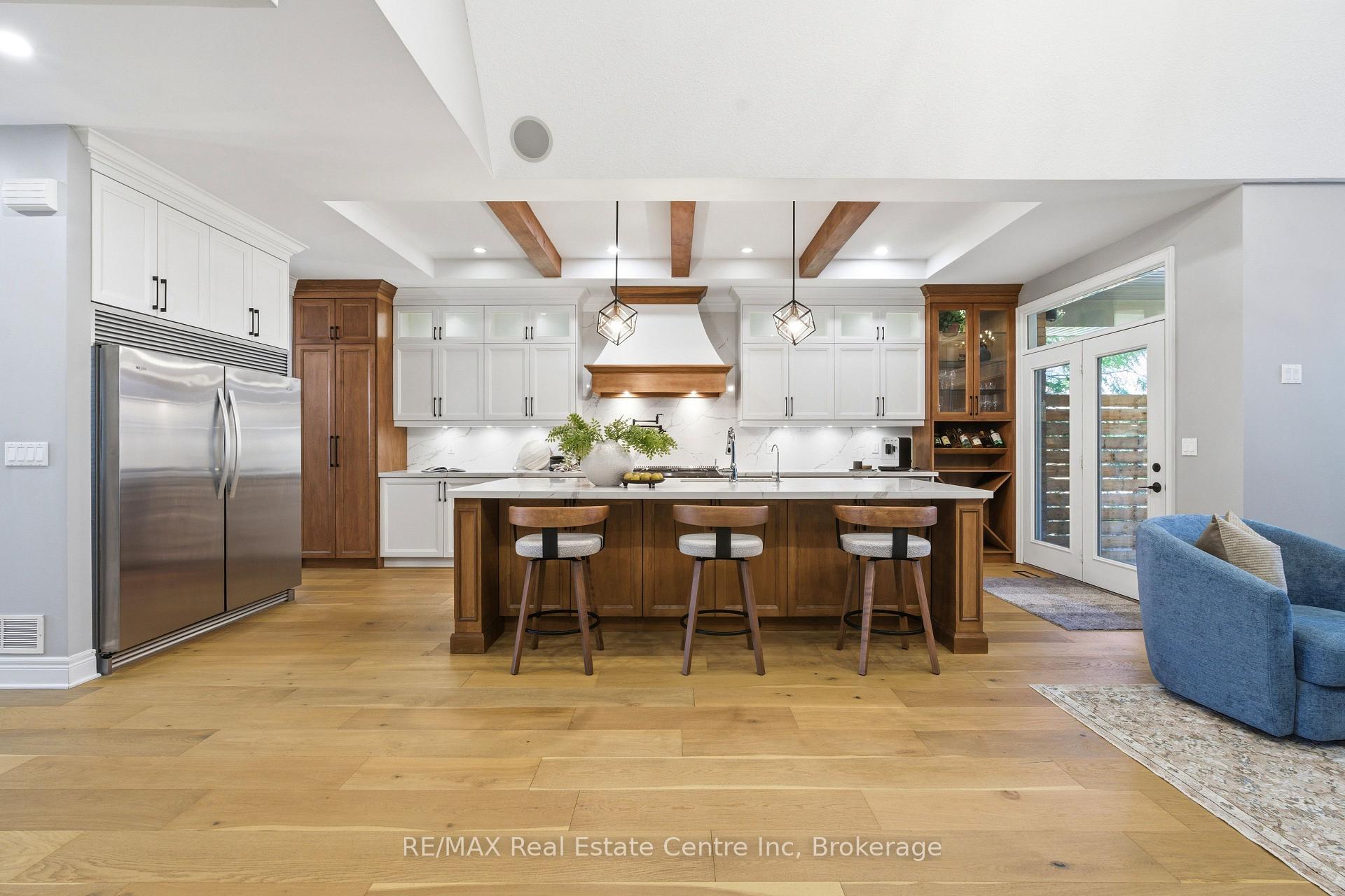 102 Kortright Road E