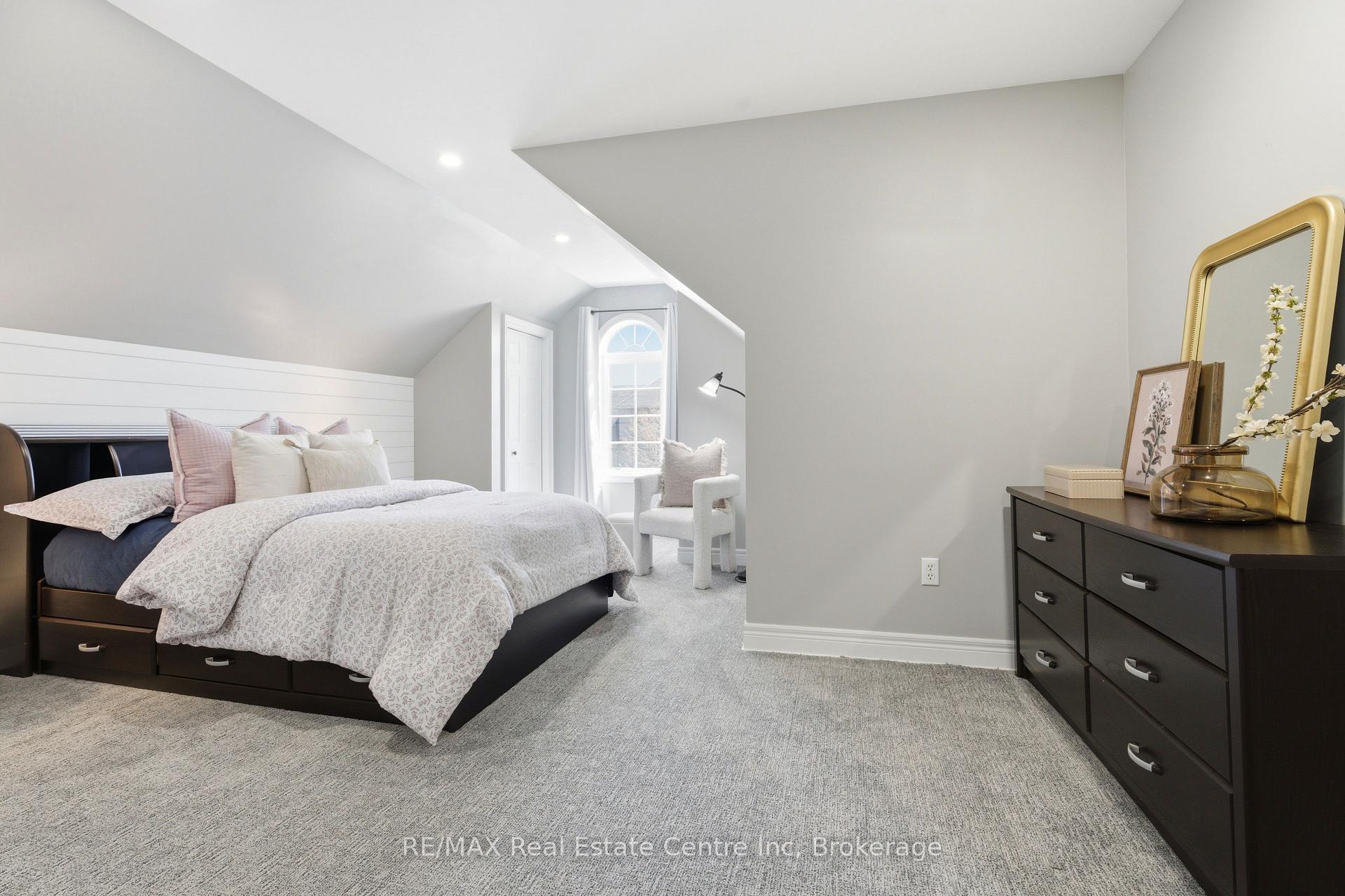 102 Kortright Road E