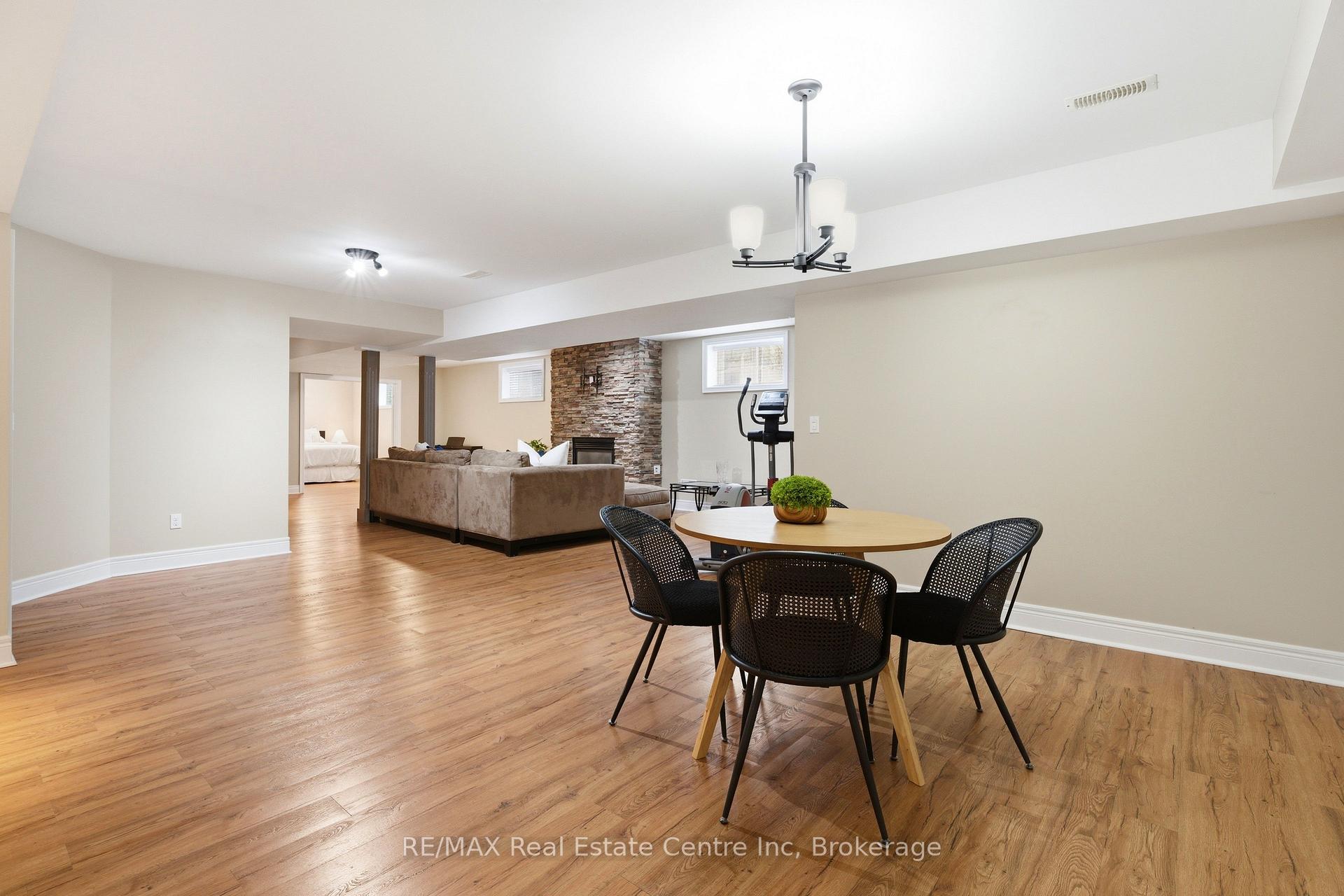 102 Kortright Road E