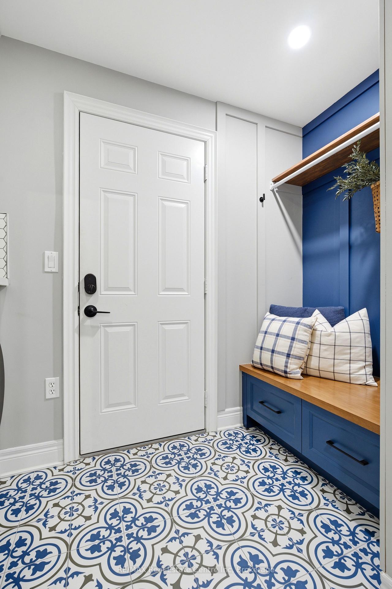 102 Kortright Road E