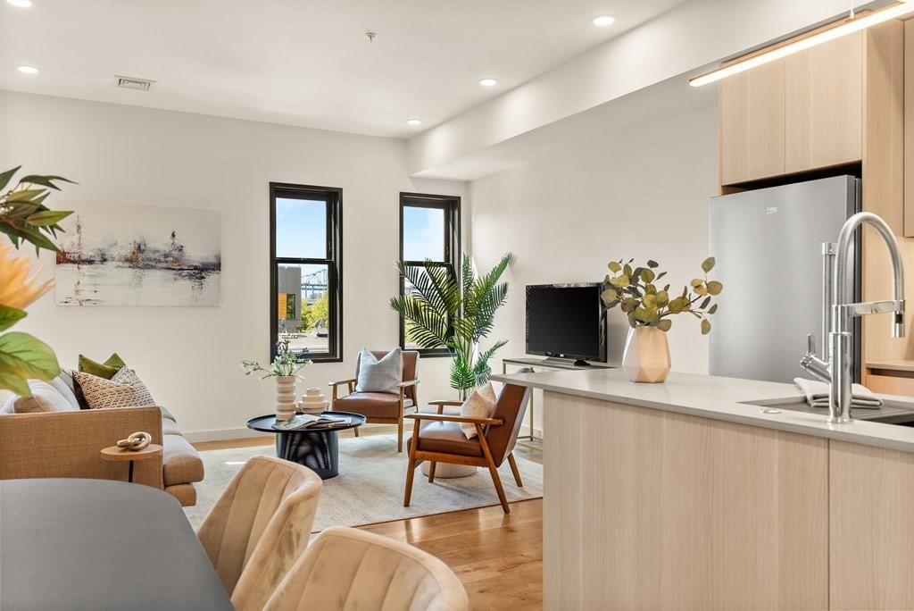211 Condor Street Unit: 11