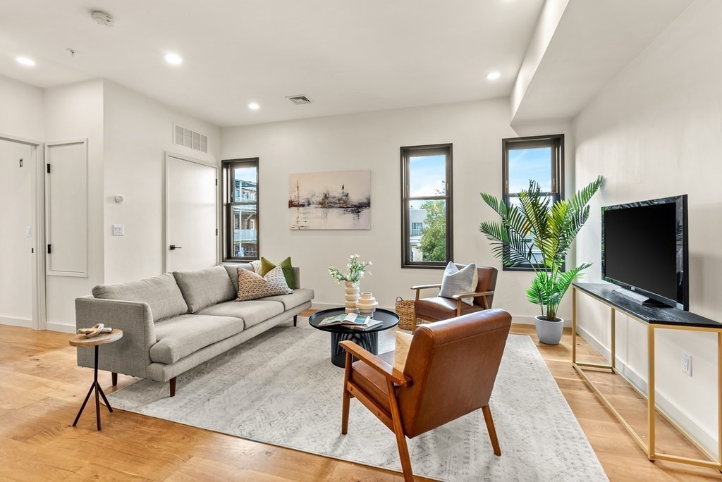 211 Condor Street Unit: 10