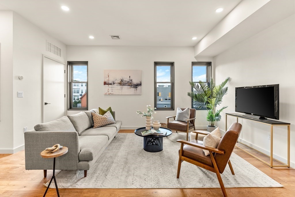211 Condor Street Unit: 10