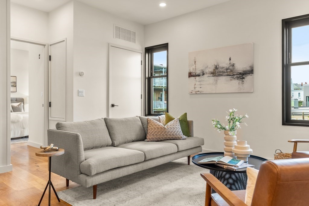 211 Condor Street Unit: 10