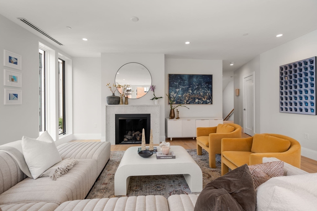 67 Church St Unit: PH6