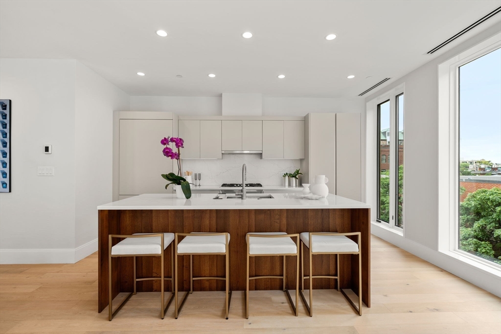 67 Church St Unit: PH6