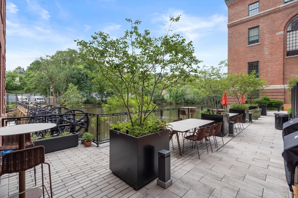 1241-1255 Adams St # B302