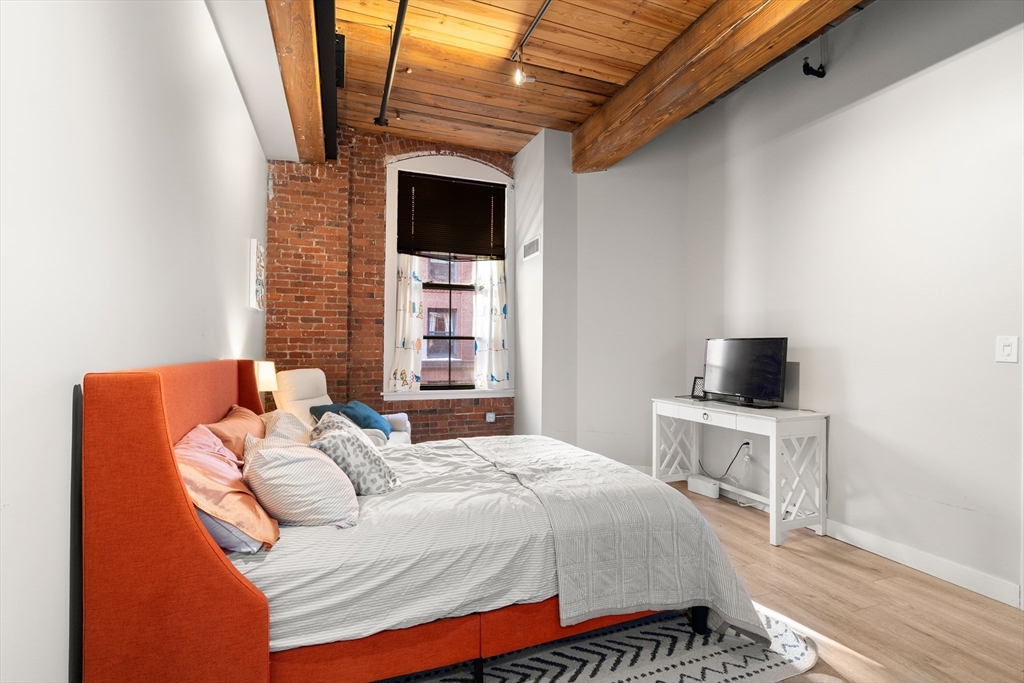 1241-1255 Adams St # B302