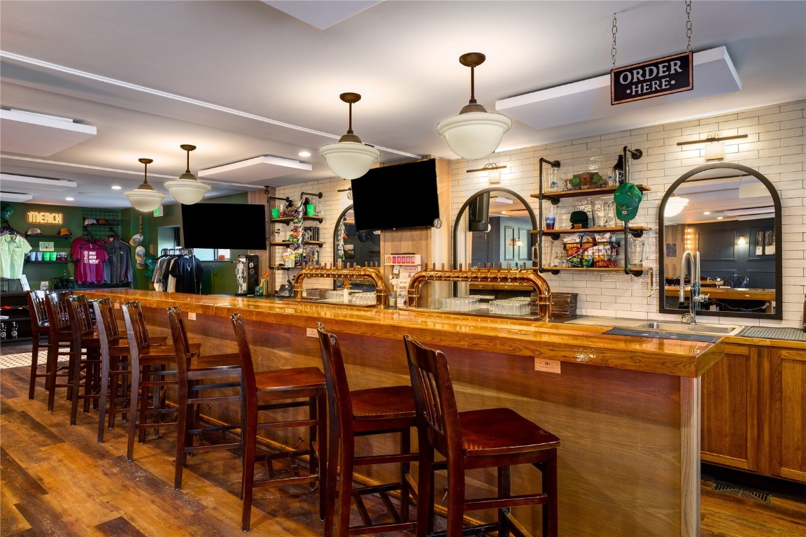 1125 Lincoln AVENUE 100