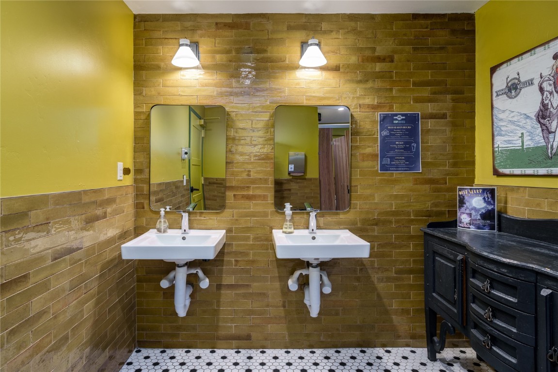 1125 Lincoln AVENUE 100