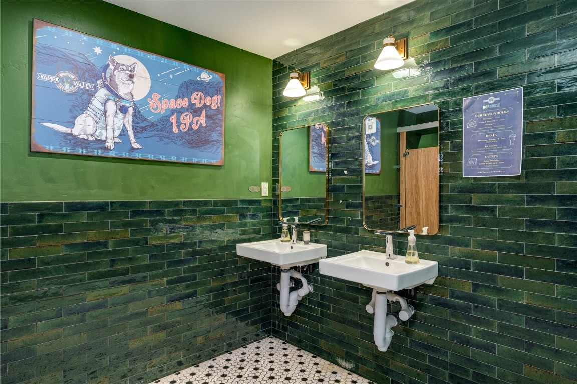 1125 Lincoln AVENUE 100