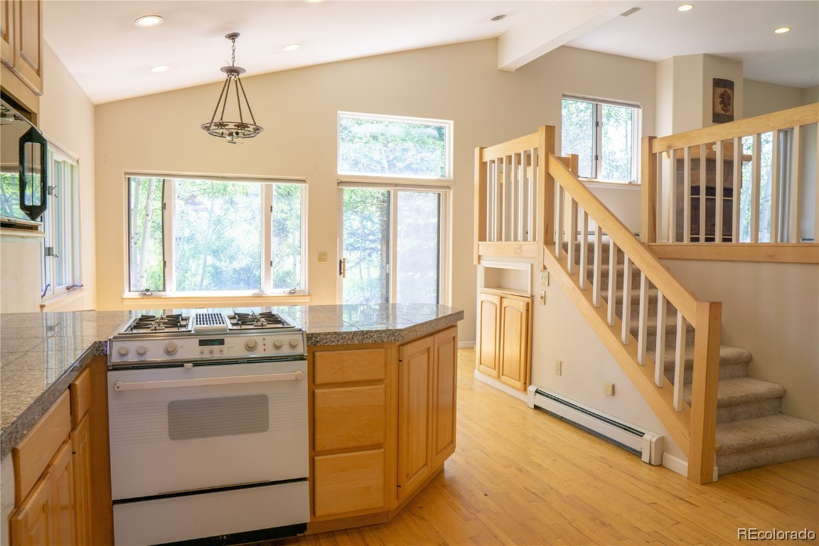 2000 Montview LANE