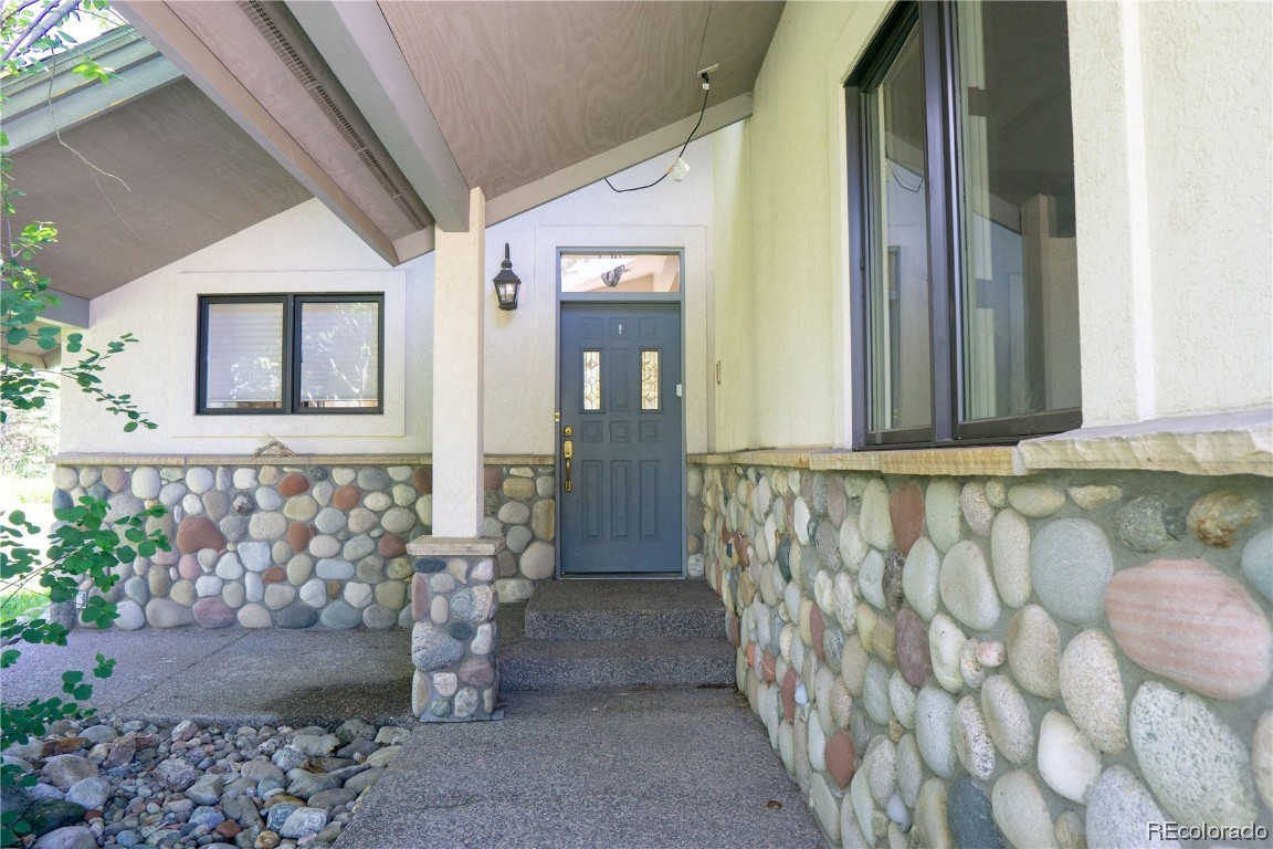 2000 Montview LANE