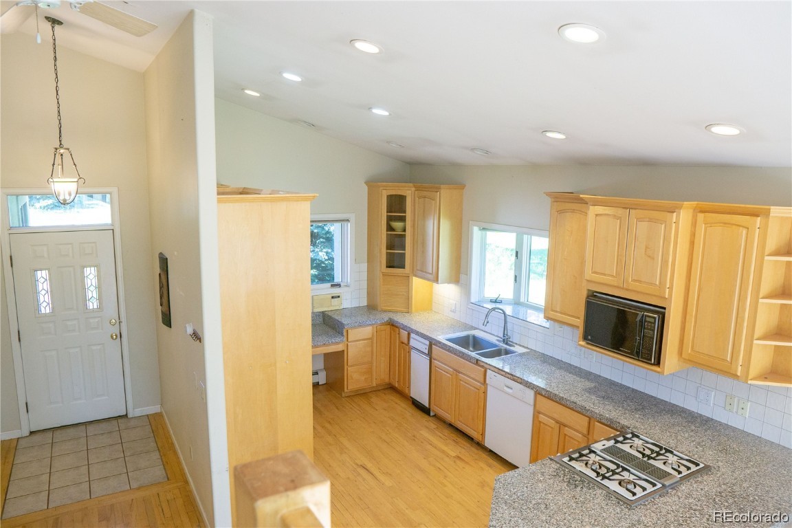 2000 Montview LANE