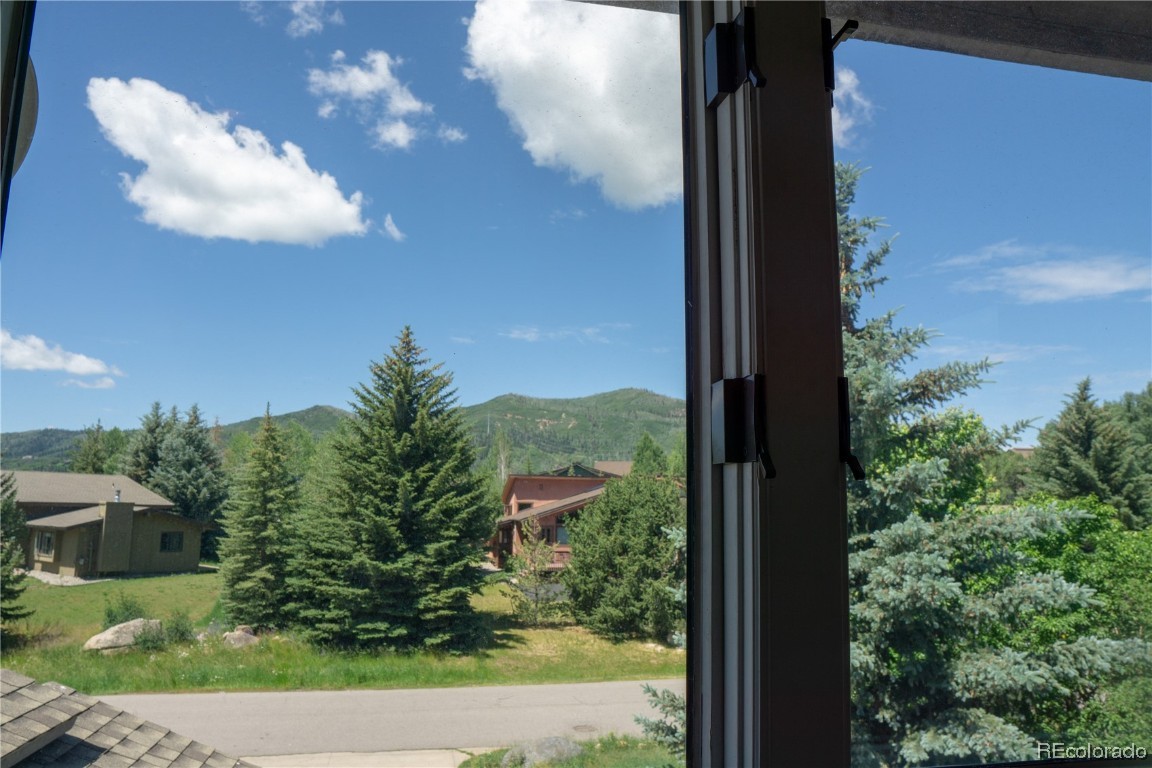 2000 Montview LANE