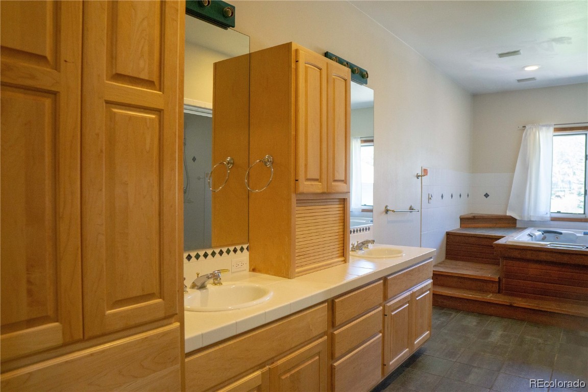 2000 Montview LANE