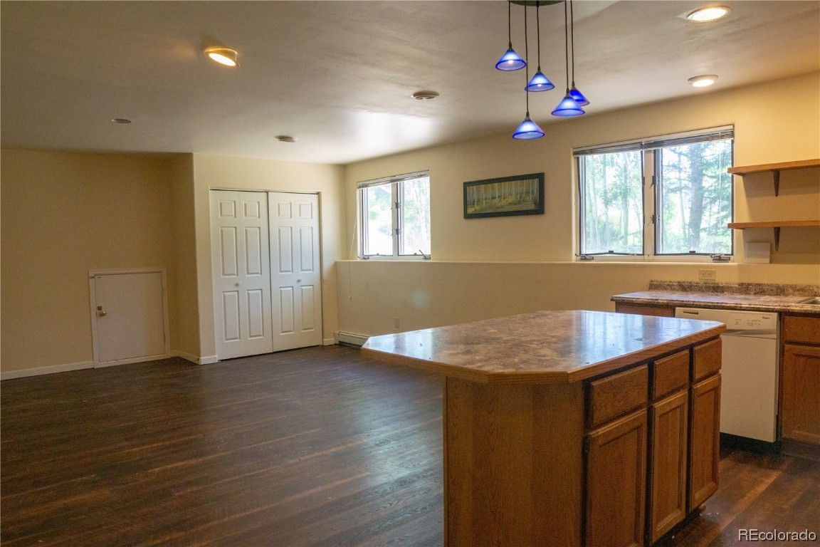 2000 Montview LANE