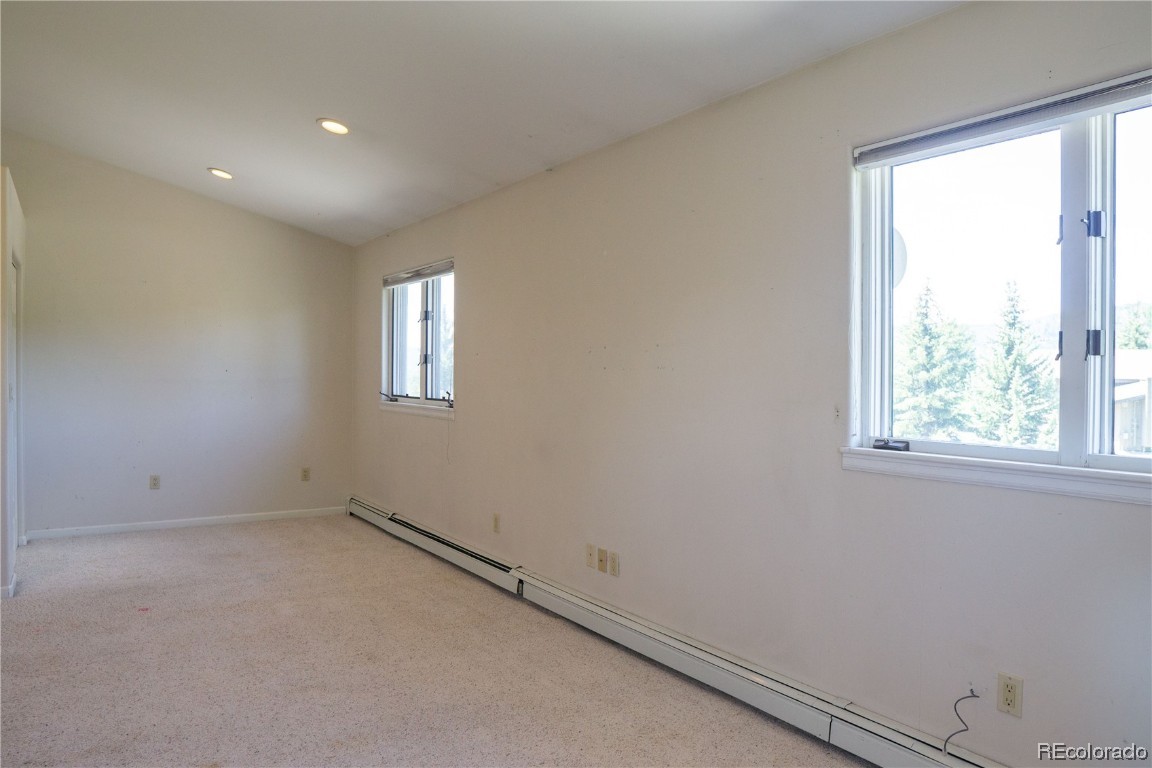2000 Montview LANE